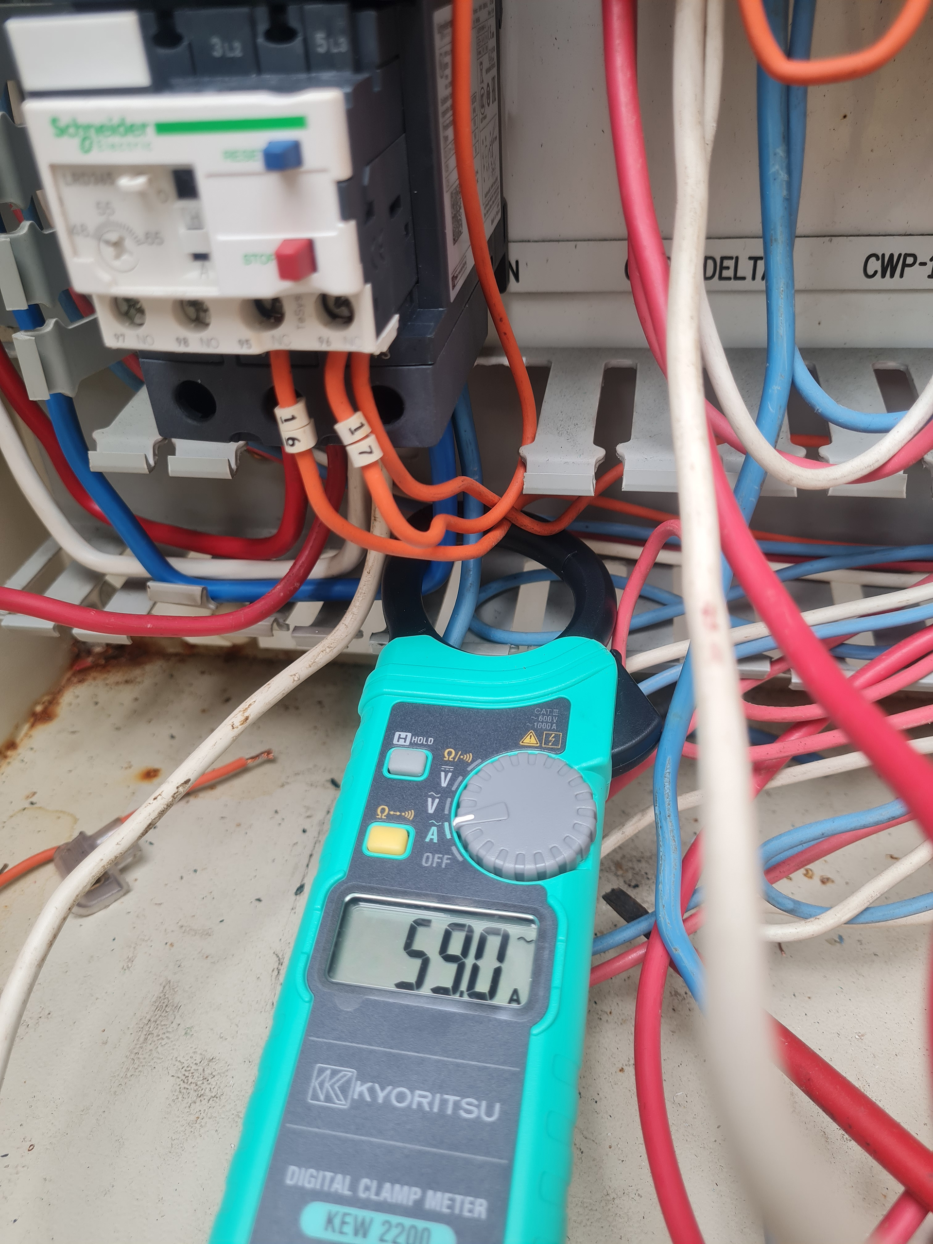 WR8TECh TEchnician fault finding a control circuit in a non-essential mechanical HVAC services Switchboard in the roof plant room of a shopping centre in Liechhardt NSW SYDNEY