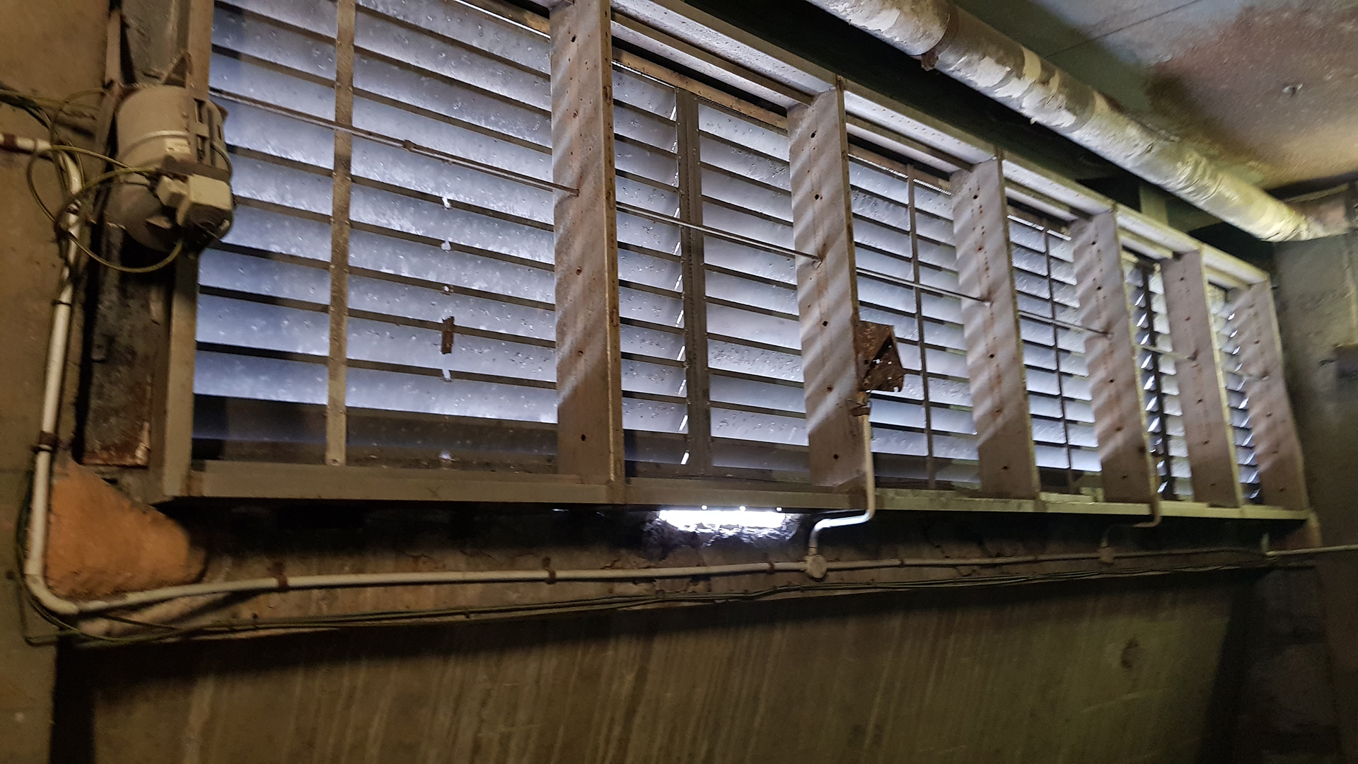 Pneumatic Actuator controls and modulates this large bank of outside air dampers serving a main Air handling unit in North Sydney Building