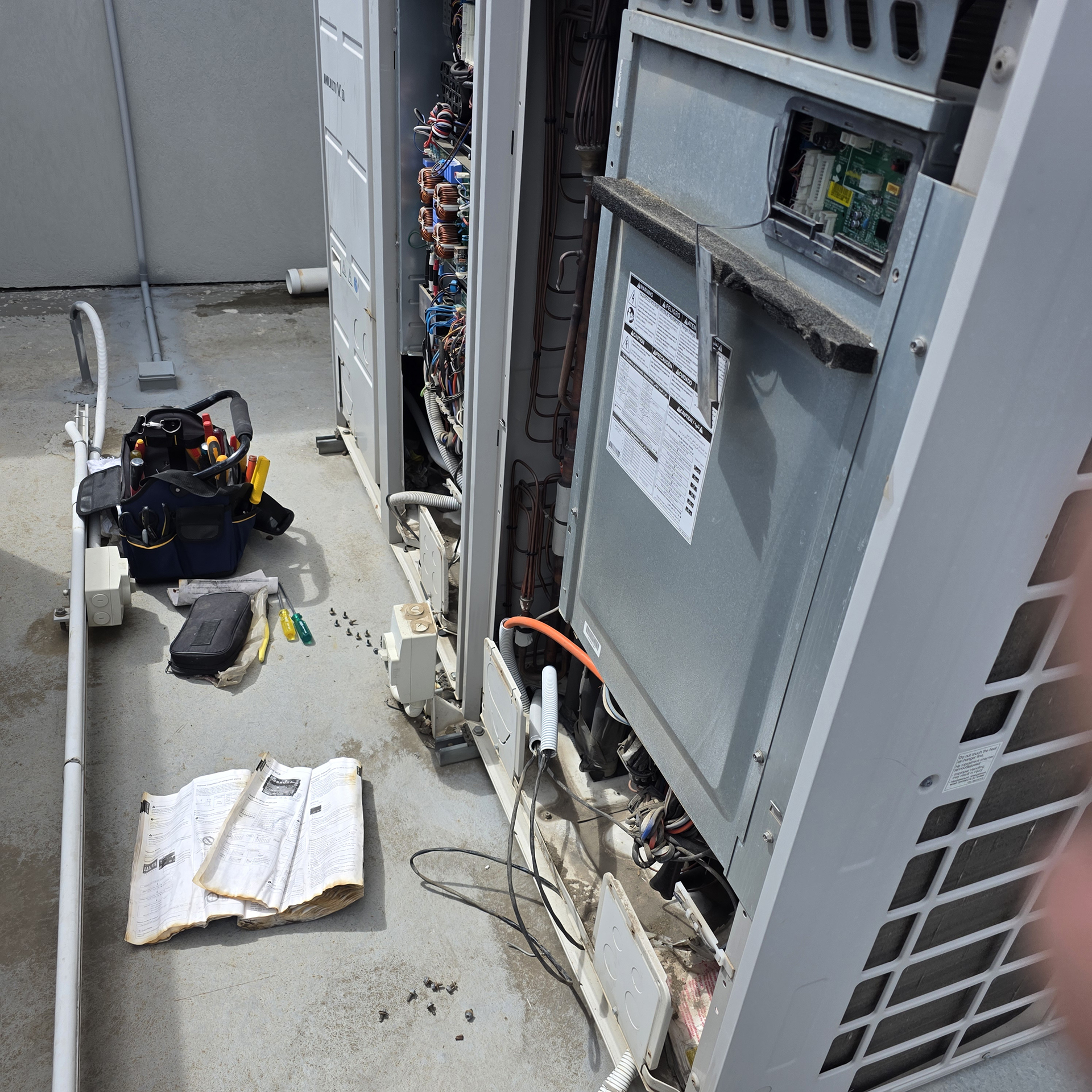 Technicians diagnosing four commercial rooftop air conditioning systems after simultaneous failures during a WR8Tech fault-finding investigation.