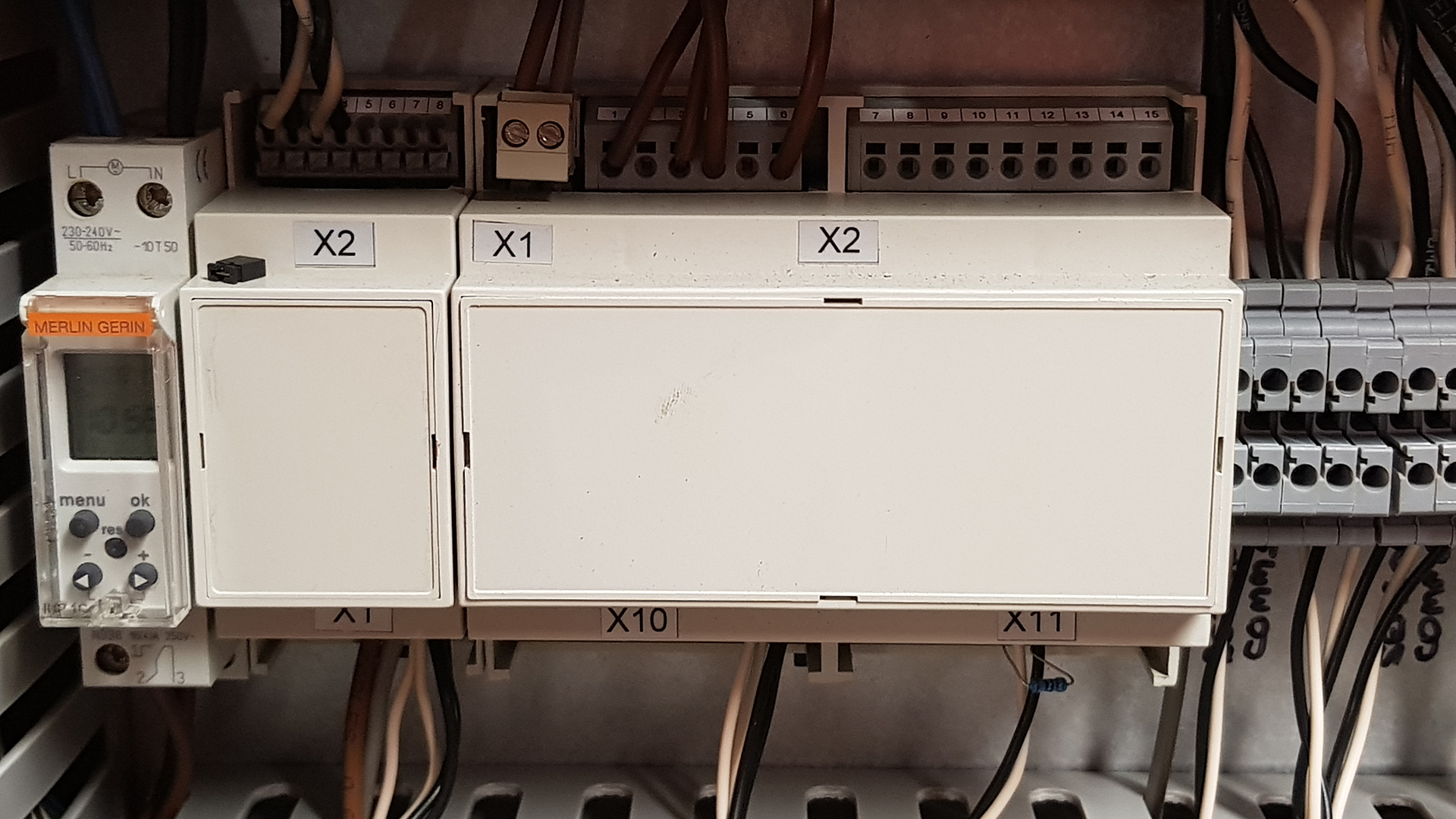 Old BMS controllers and input/output boards with no status LEDs, functional labels or visible diagnostic indicators.